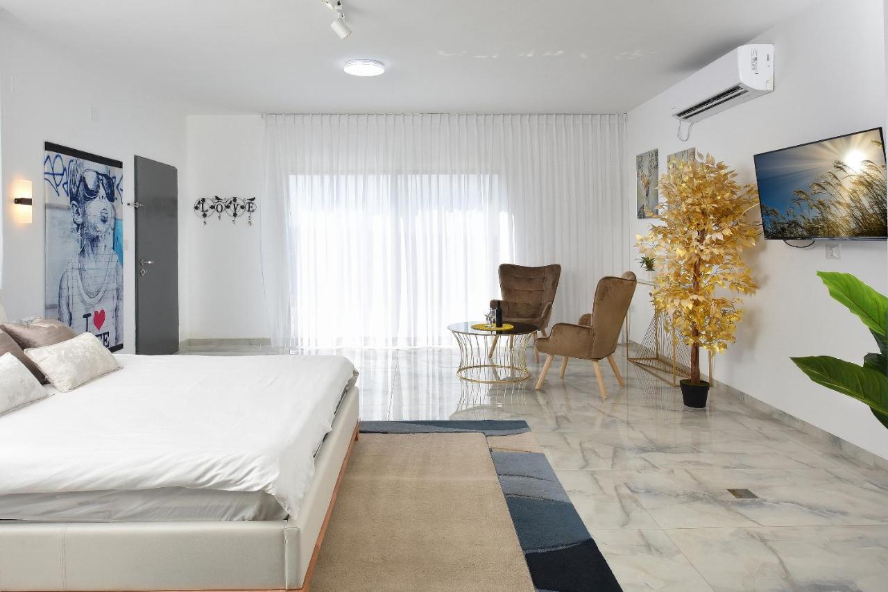 הסויטות של פולי Apartment Manot Bagian luar foto