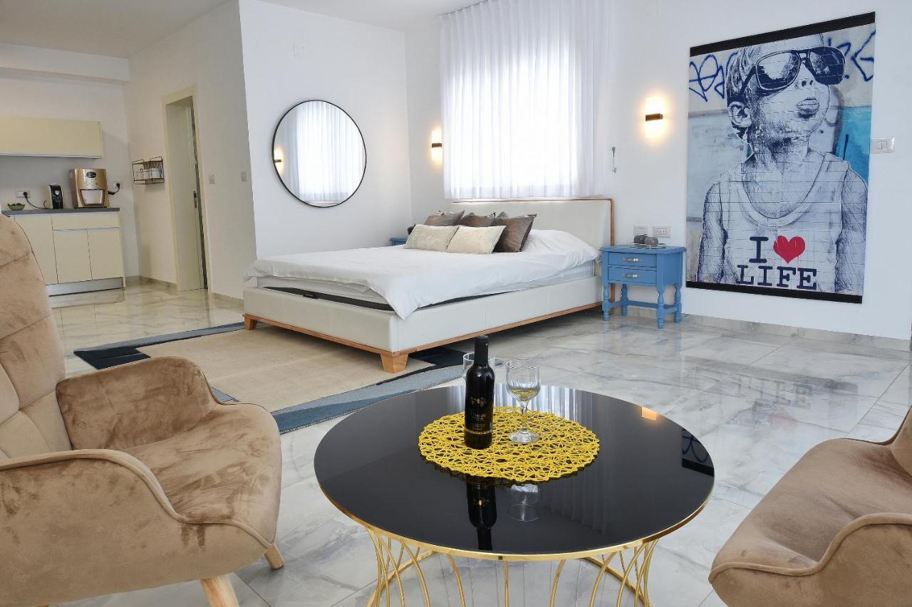 הסויטות של פולי Apartment Manot Bagian luar foto