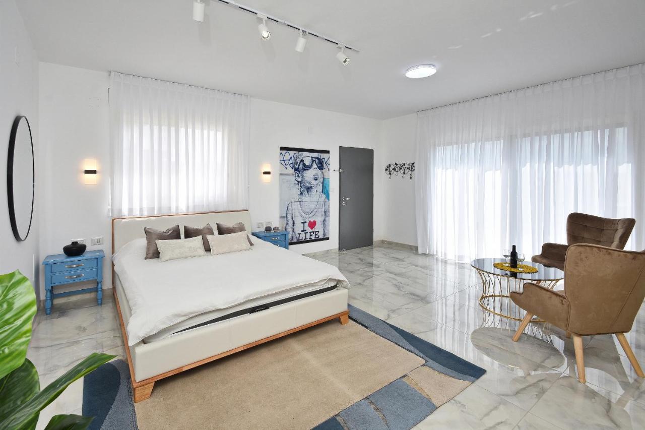 הסויטות של פולי Apartment Manot Bagian luar foto