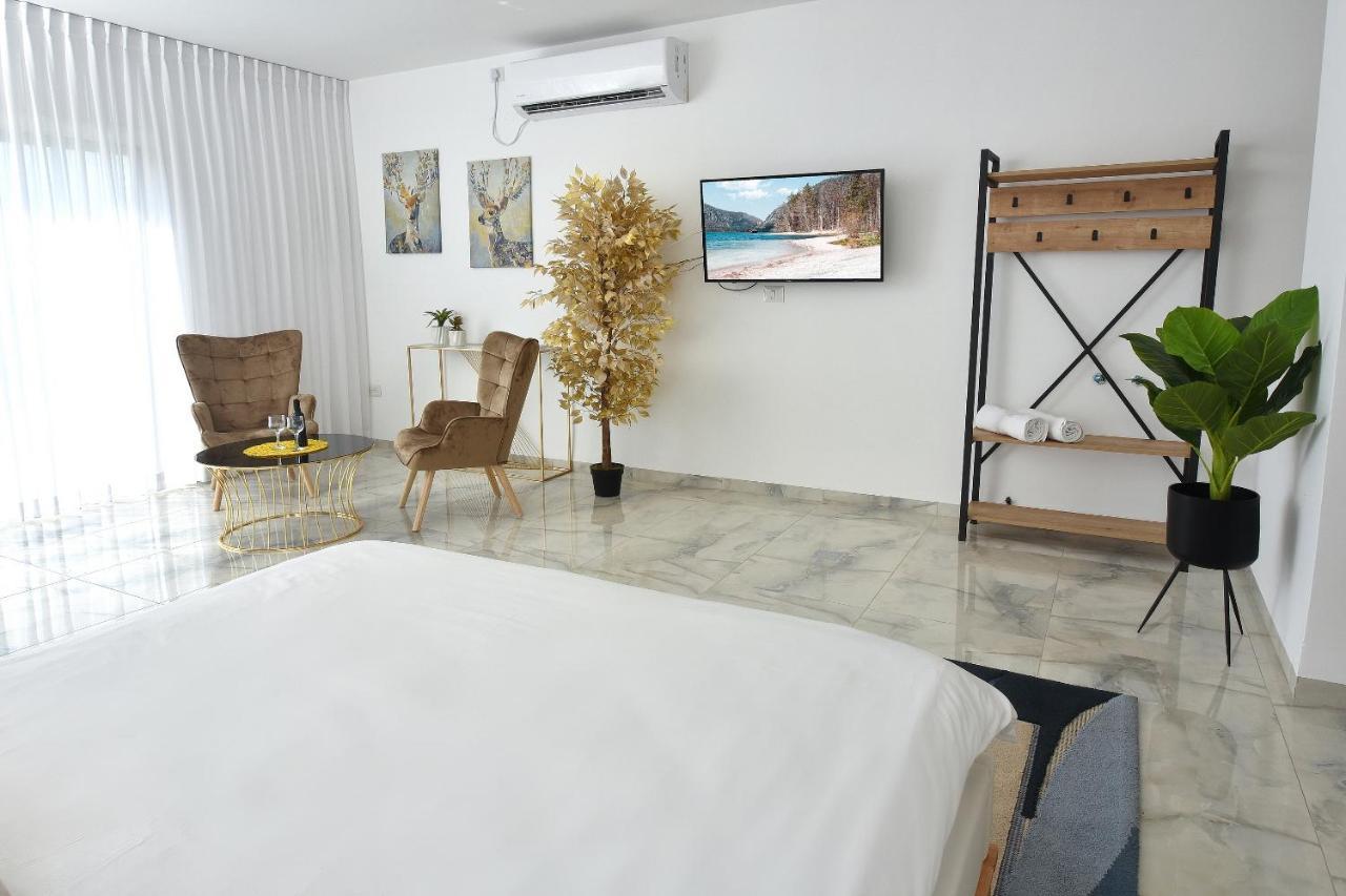הסויטות של פולי Apartment Manot Bagian luar foto