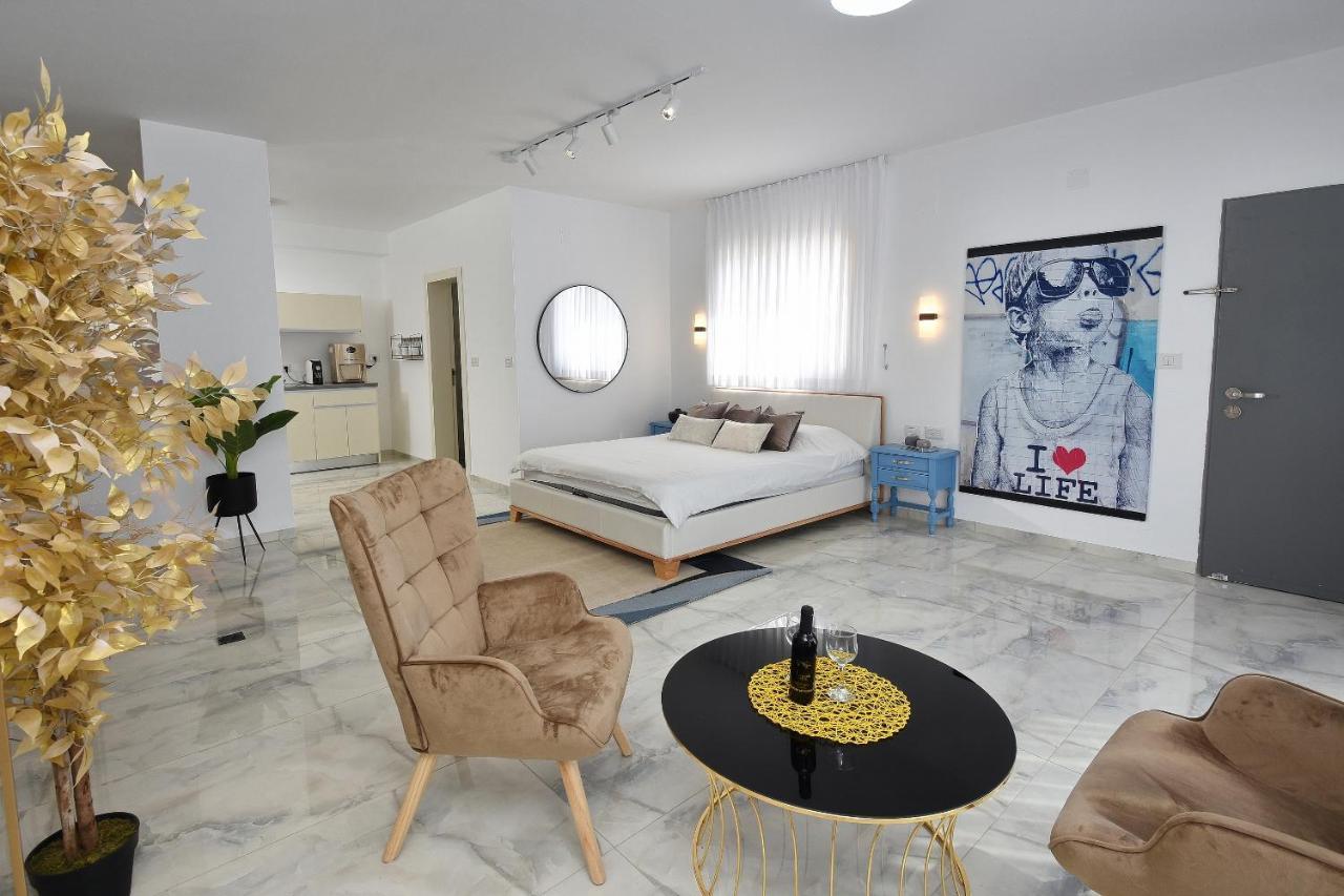 הסויטות של פולי Apartment Manot Bagian luar foto