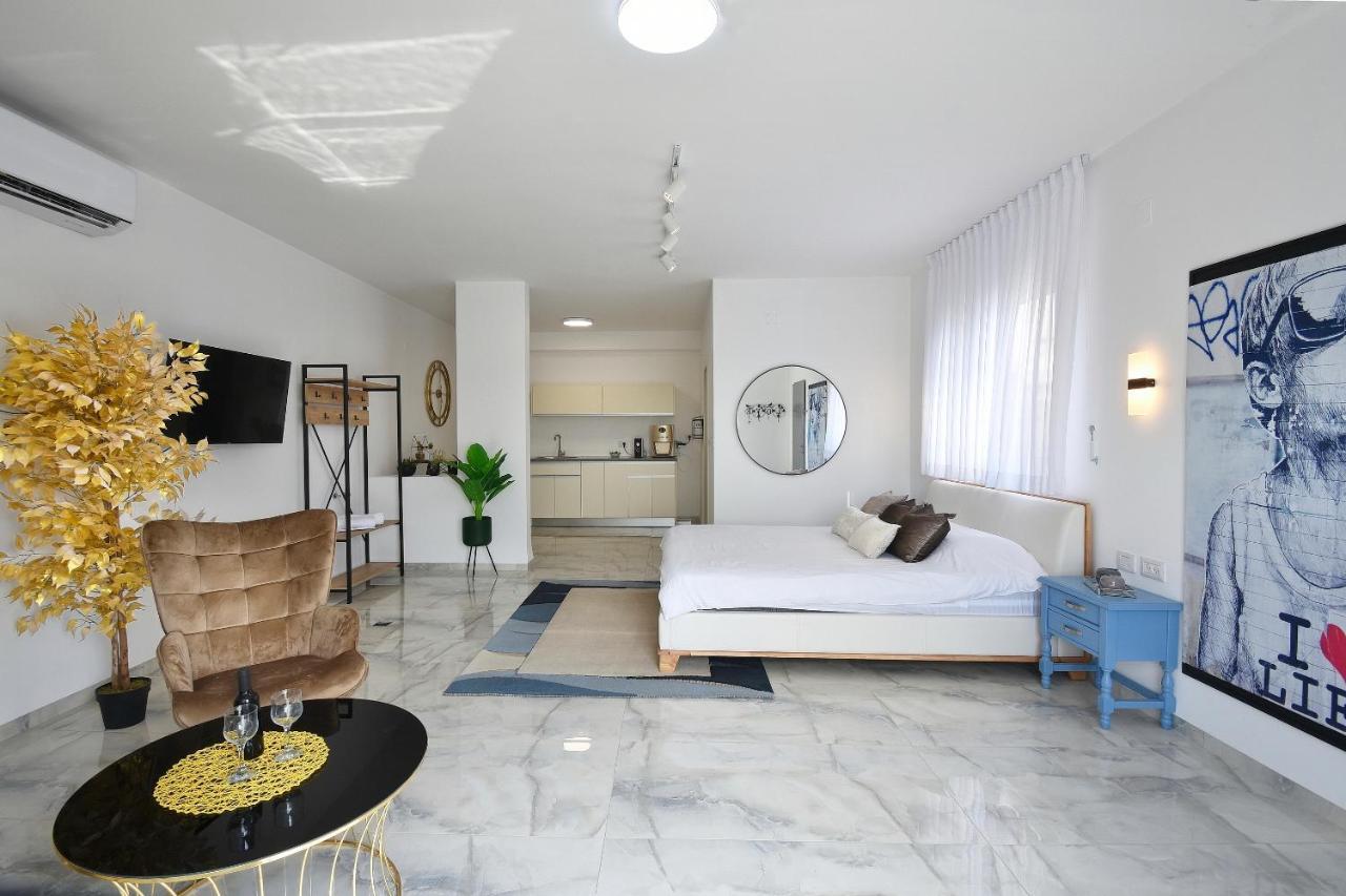 הסויטות של פולי Apartment Manot Bagian luar foto