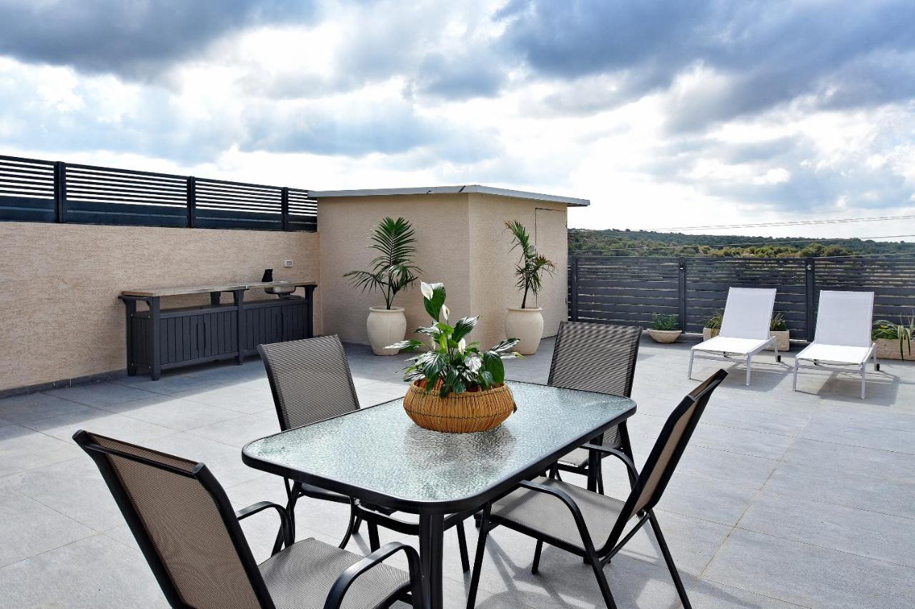הסויטות של פולי Apartment Manot Bagian luar foto